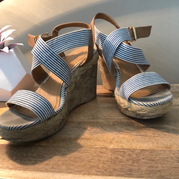 Cute navy and white wedges - Picture 2 of 2